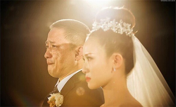 Chùm ảnh lay động trái tim: Những người bố khóc trong ngày cưới của con gái 1