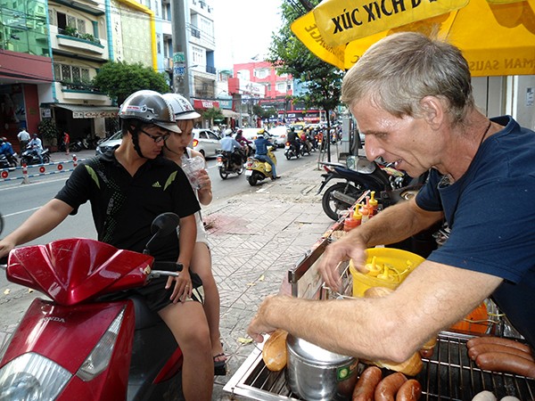 Chuyện đời của ông Tây bán xúc xích dạo nổi tiếng Sài Gòn 3