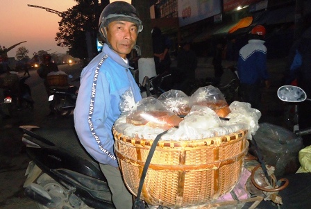 Ngay từ mờ sáng, những lái buôn đã đưa cá đến các điểm tập kết.