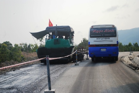 Cuối giờ chiều nay, con đường dự kiến sẽ hoàn thành (Ảnh chụp ngày 11/4)