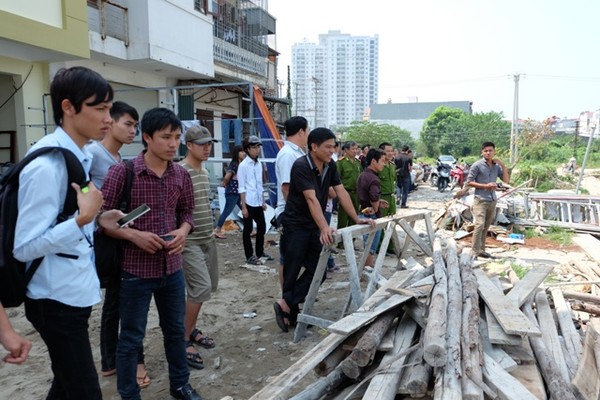 Giây phút nam thanh niên bị ném đá dưới hồ đến chết 3
