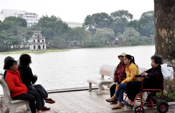 Hà Nội sụt hơn 10 độ, người dân mặc áo ấm ra đường trong gió lạnh 3