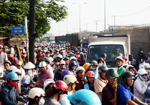 Tai nạn khiến gao thông qua giao lộ kẹt cứng. Ảnh: An Nhơn