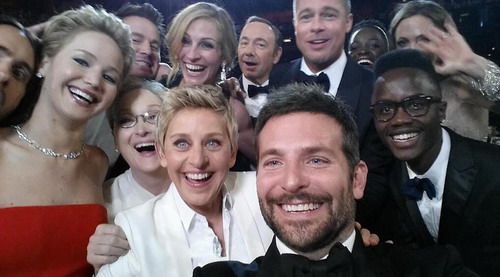 Bức ảnh selfie thế kỷ của Ellen cùng dàn sao Hollywood thu hút tới gần 4 triệu lượt chia sẻ trên Twitter.