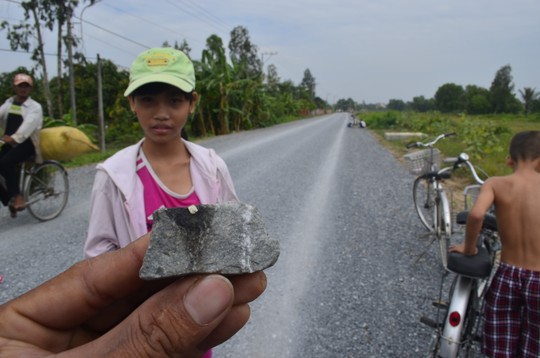 Trà Vinh: Dân đổ ra đường nhặt 