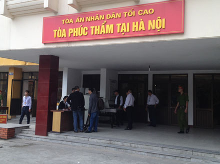 Các phóng viên làm thủ tục tham dự đưa tin phiên tòa.