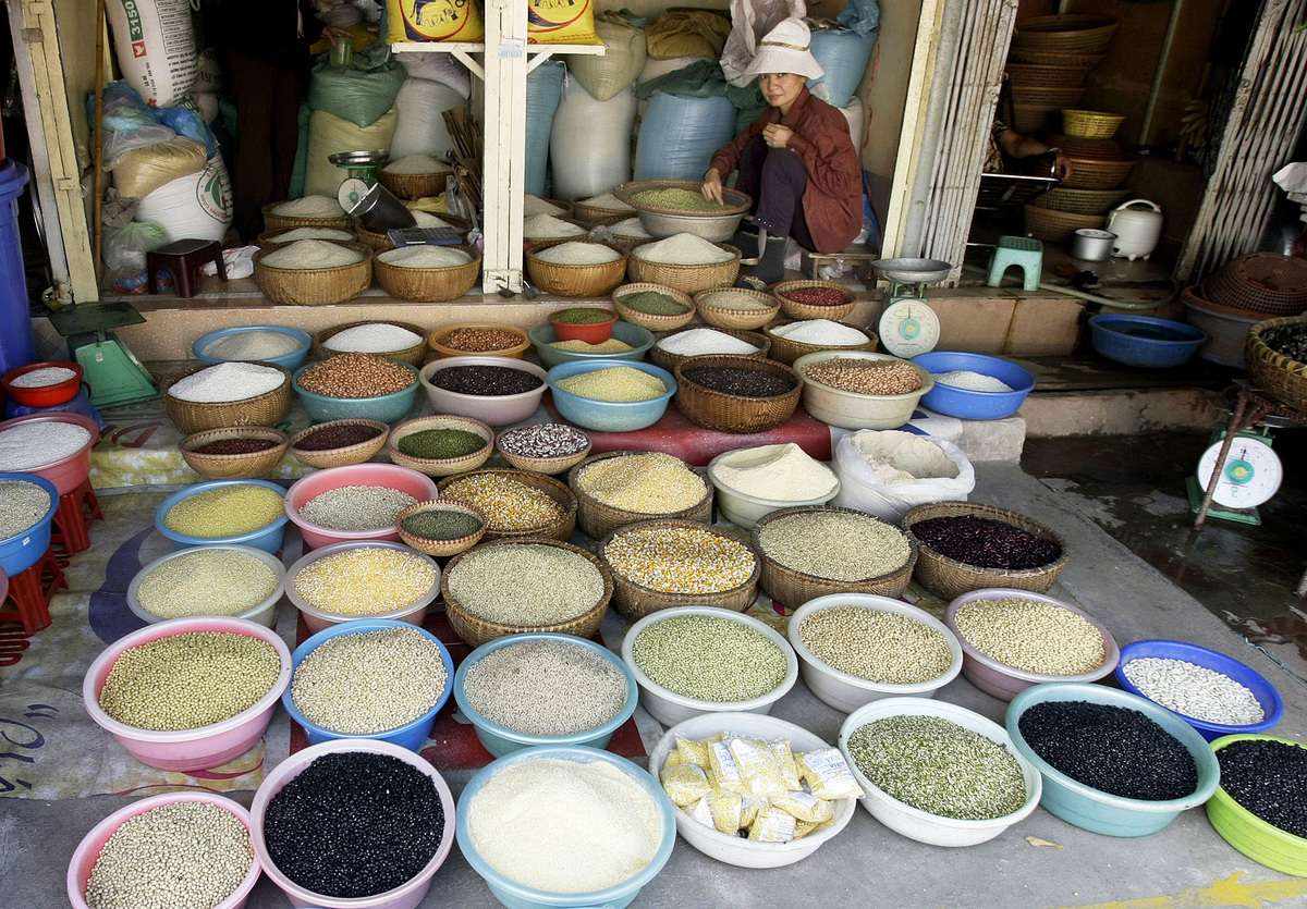 Cửa hàng gạo với nhiều loại ngũ cốc. 15/7/2009. (Chitose Suzuki / AP)