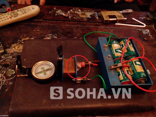 Ở ảnh trên khi máy đo từ trường không có mẩu xương và ở ảnh dưới sau đó để những mẩu xương vào thì không có hiện tường gì báo thay đổi trên mặt kim đồng hồ.