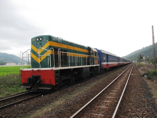 Đoàn tàu SQ1 bị kẹt tại ga Hảo Sơn (Hòa Xuân Nam, huyện Đông Hoà, Phú Yên)