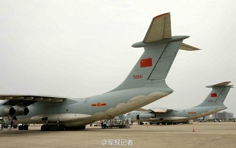 Hai máy bay Trung Quốc tại Hải Nam trước khi cất cánh đi Malaysia vào sáng ngày 21/3.