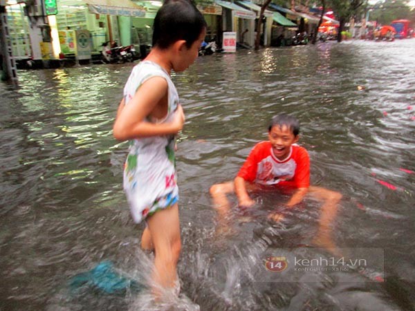 TP. HCM: Mưa lớn, trẻ em bơi lội trên... đường phố 3