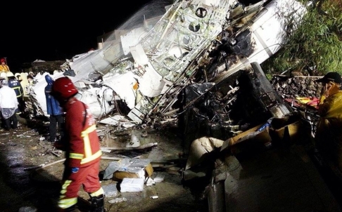 Hình ảnh từ hiện trường vụ máy bay rơi tại Đài Loan
