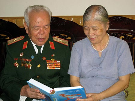 Vợ chồng thiếu tướng Mai Năng tại nhà riêng