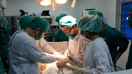 Một ca cấp cứu mổ sọ não của BVĐK tỉnh Hà Tĩnh.