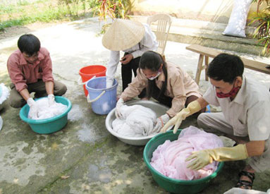 Hướng dẫn tẩm hóa chất vào màn để diệt muỗi.