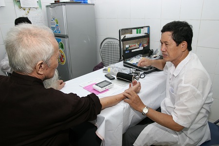 Khi tham gia BHYT, người nghèo sẽ không phải trả tiền khám, chữa bệnh. Ảnh: Trần Minh