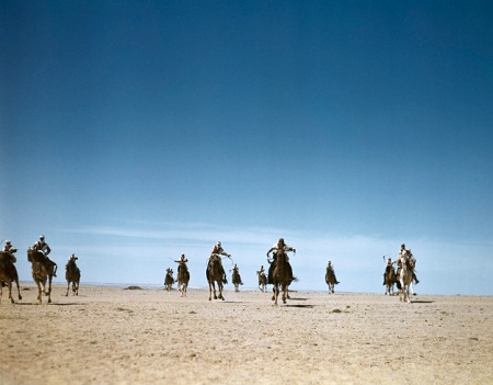 Cưỡi lạc đà trên sa mạc ở Tunisia năm 1943.