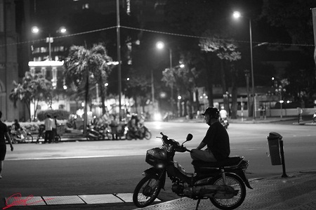 - Con đi đâu để chú chở cho, trời nắng đi bộ mệt lắm đó.