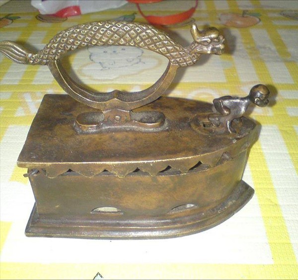 Bàn ủi bằng đồng có giá lên đến hơn 20 triệu đồng. Ảnh: Phương Nhung.