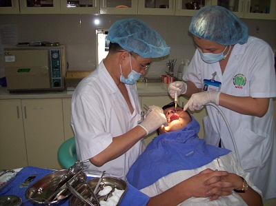 PGS. Hải đang cấy ghép implant cho bệnh nhân.