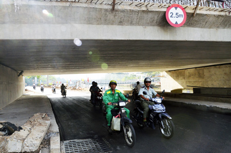 Xe ô tô và xe gắn máy lưu thông dưới dạ cầu Bông mới trên tuyến đường Hoàng Sa và Trường Sa