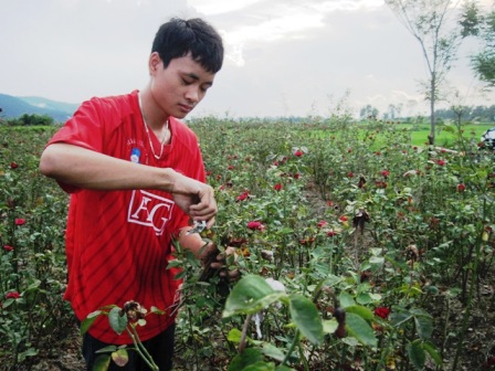  Công việc hàng ngày của Khánh là đi vớt bèo về băm để chăm nuôi gà giúp bố mẹ.