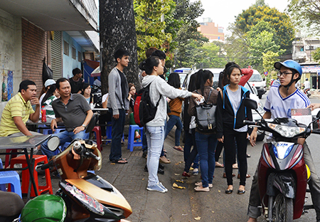 Bạn học chung của các nạn nhân đến nhà xác tiễn bạn