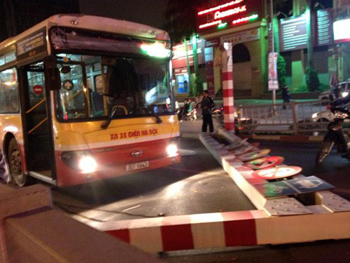 19h ngày 30/3, tài xế Ngô Văn Đường lái tuyến 50 của Công ty xe Bus 10-10 (Tổng công ty Vận tải Hà Nội) chạy hướng Láng Hạ - Lê Văn Lương. Đến cầu vượt nhẹ Thái Hà - Láng Hạ, bất chấp biển cấm xe buýt và xe tải, tài xế vẫn phóng lên khiến cột giới hạn chiều cao bị húc đổ.