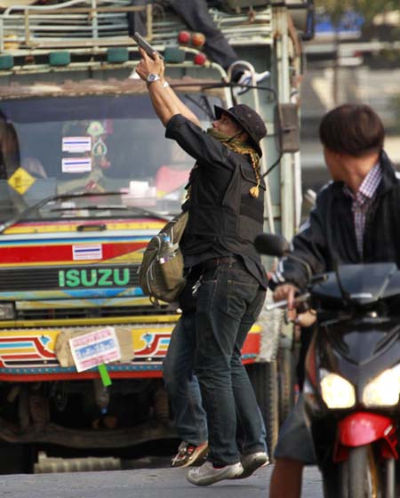 Một người biểu tình chống chính phủ với súng ngắn trên tay