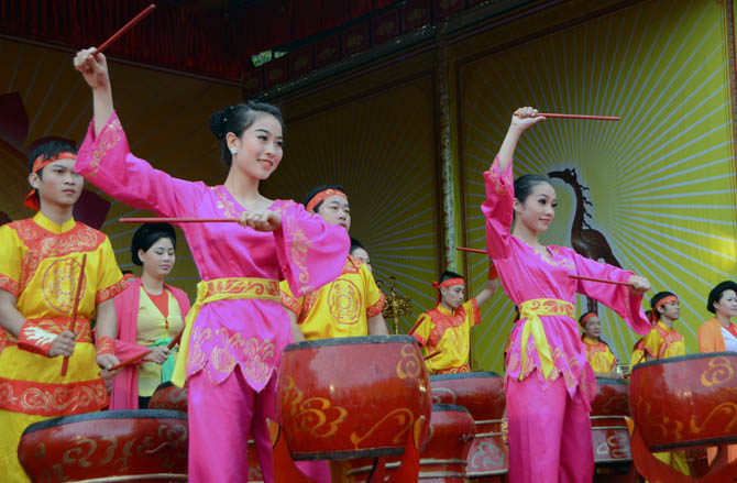 Trống hội rộn rã.