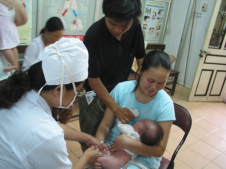 Tiêm vaccin sởi cho trẻ. Ảnh: TM