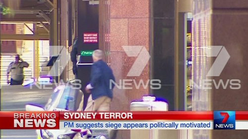 Cập nhật: 5 con tin hoảng sợ chạy thoát khỏi kẻ bắt cóc trong quán cafe ngay giữa Sydney 4