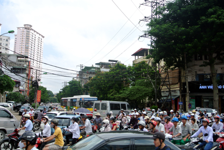 Ô tô, xe máy ùn ứ trên đường Trần Đăng Ninh