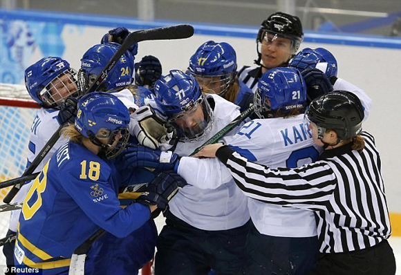 Các nữ VĐV Olympic Sochi hỗn chiến trên sân băng