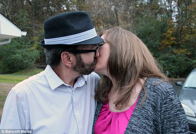 Donnie Fritts trao nụ hôn cho vợ sau hơn 10 năm chờ đợi.