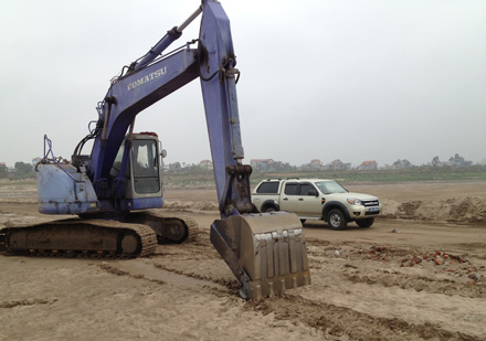 Máy xúc ngự ngay dưới lòng sông.