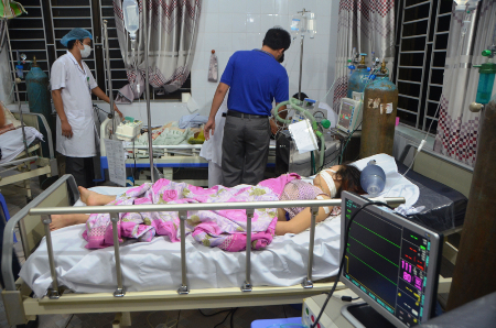 Lãnh đạo tỉnh Quảng Ninh đã tới bệnh viện thăm hỏi tình hình sức khỏe của các nạn nhân.