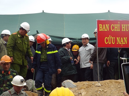 Phó Thủ tướng trực tiếp họp bàn phương án và kiểm tra công tác cứu hộ