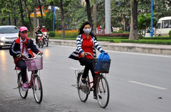 Hà Nội sụt hơn 10 độ, người dân mặc áo ấm ra đường trong gió lạnh 4