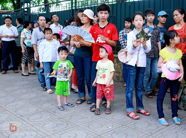 Hàng nghìn người xếp hàng vào viếng Lăng Chủ tịch Hồ Chí Minh nhân kỉ niệm Sinh nhật Người 4