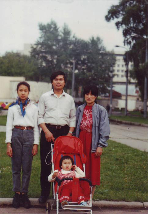 Bức ảnh gia đình nhà thơ Huy Hoàng chụp vào tháng 5/1993.