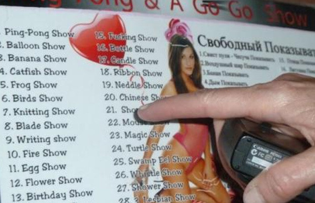 Những tờ quảng cáo sex show dành cho du khách.