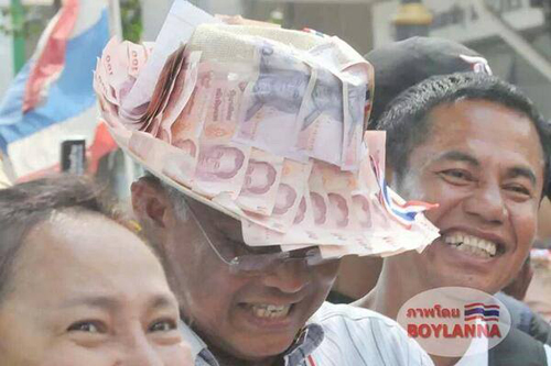 ]Mr Suthep received about 8 million baht in cash donations yesterday. He has set a target of 10 million baht in donations from the two days of fund-raising. 