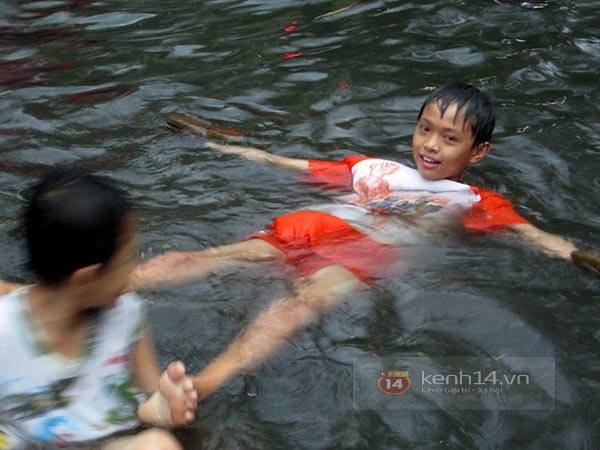 TP. HCM: Mưa lớn, trẻ em bơi lội trên... đường phố 4