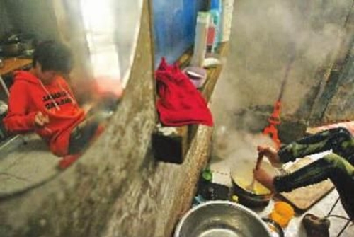 Xúc động cô gái chăm sóc mẹ mù lòa bằng đôi chân suốt 6 năm qua 4 Xúc động cô gái chăm sóc mẹ mù lòa bằng đôi chân suốt 6 năm qua 4