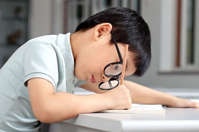 Báo động sự gia tăng trẻ mắc tật khúc xạ học đường.