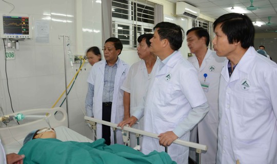 Thứ trưởng Bộ Y tế Nguyễn Thanh Long cùng đoàn công tác Bộ Y tế đang kiểm tra, chỉ đạo công tác cấp cứu các nạn nhân vụ tai nạn. Ảnh: PV
