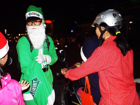Ông già Noel xuống phố phát quà cho các em nhỏ đêm Noel (24/12) tại Nha Trang.