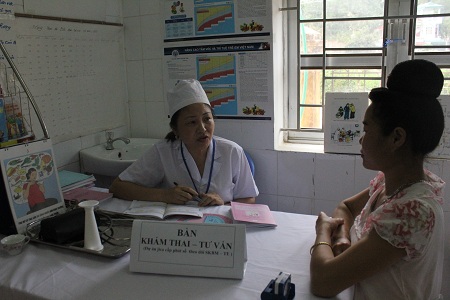 Y sĩ Hoàng Thị Mai tư vấn cho phụ nữ mang thai tại Trạm y tế Him Lam, Điện Biên.