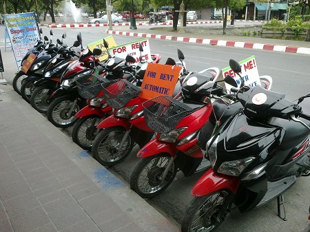 Thuê xe máy tự lái nở rộ và thủ tục ngày càng đơn giản hóa, kèm với đó là những hệ lụy.